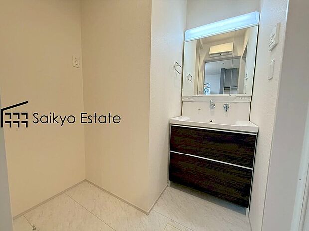 【洗面】女性にはうれしいシャンプードレッサー付きの三面鏡洗面化粧台。収納スペースも十分ございますので、ドライヤーなどすっきりと片付きます♪