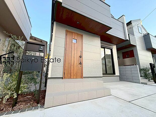 【玄関】家の顔となる玄関は、格調高いデザイン性が求められます。高級感と断熱性、防犯性に優れた玄関ドアを標準装備。