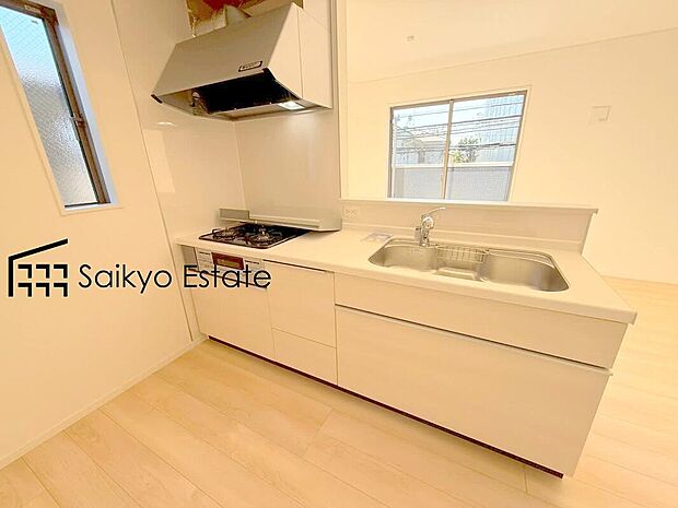 【キッチン】リビングにいる家族とコミュニケーションをとりながら作業が出来る人気のカウンターキッチン。お子様がリビングにいても目が届くので安心です。