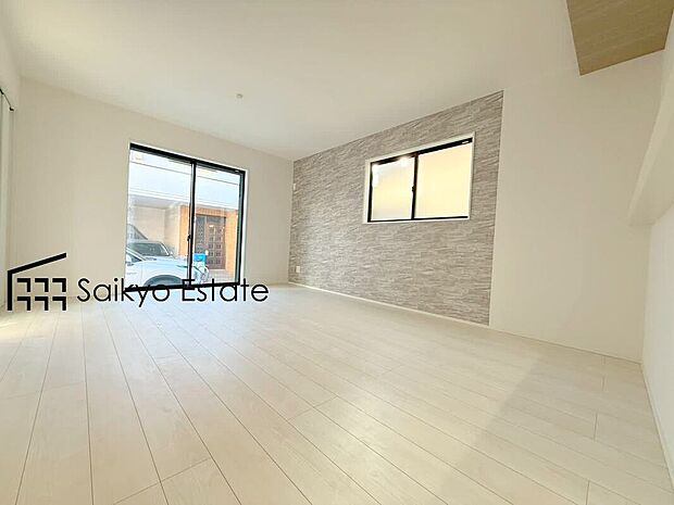 【リビング】南側の大きな窓から陽光が沢山差し込む明るい住空間。窓が多く、採光を取り込める面積が大きい事で明るく気持ちの良い空間となっております♪