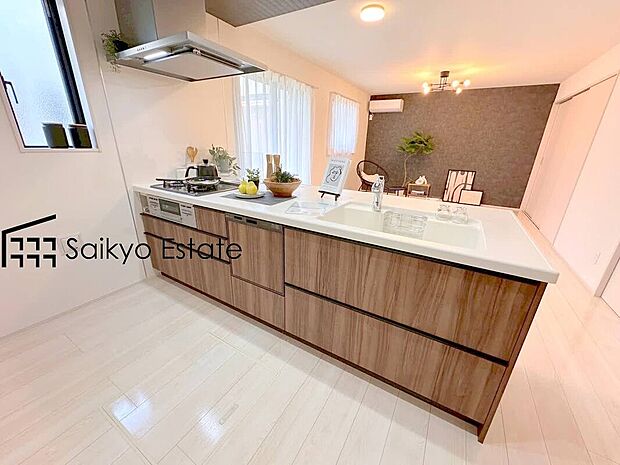 【キッチン【建物プラン例による施工例】】リビングにいる家族とコミュニケーションをとりながら作業が出来る人気のカウンターキッチン。お子様がリビングにいても目が届くので安心です。
