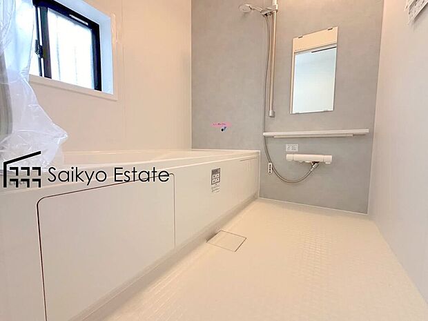 【浴室】一日の疲れを癒してくれる一坪タイプの広々バスルーム♪雨の日のお洗濯にも大活躍な浴室暖房乾燥機付きです！窓があって換気が出来るのも嬉しいですね♪
