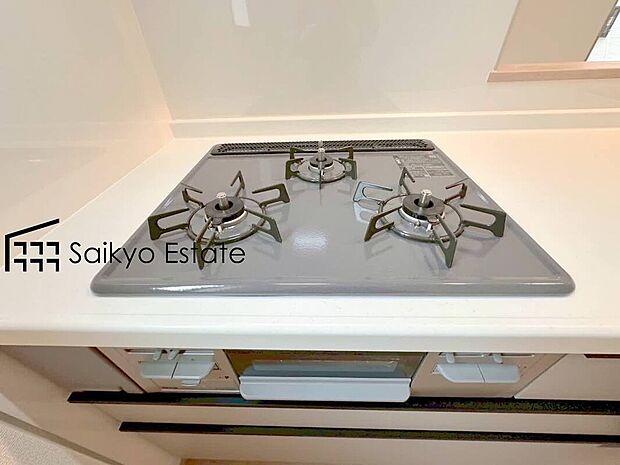 【3口ガスコンロシステム】「3口ガスコンロシステム」はたくさんの料理が同時に作れて便利な上、凹凸が少ないフラットトップなのでお掃除も楽々です。
