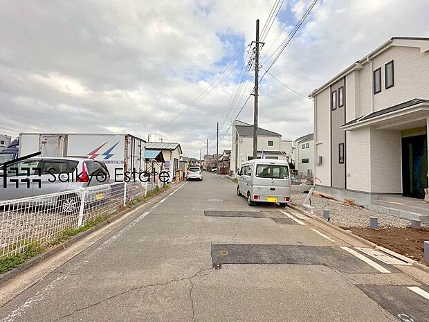 【前面道路】交通量の少ない前面道路ですので、小さなお子様がおられるご家庭でも安心してお住まいいただけます。