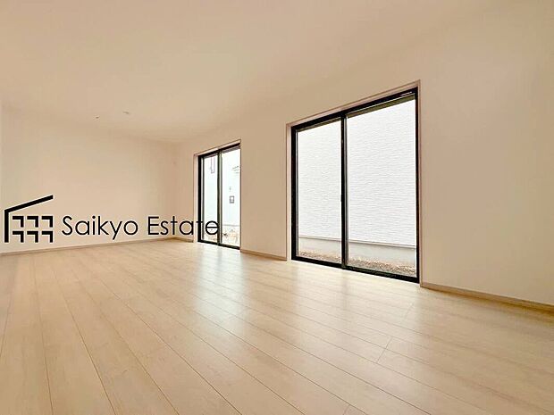 【リビング】開放感と採光にこだわった広々としたLDKです。陽光いっぱいの空間で家族団らんの時間も増えそうですね！
