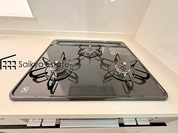 【3口ガスコンロシステム】「3口ガスコンロシステム」はたくさんの料理が同時に作れて便利な上、凹凸が少ないフラットトップなのでお掃除も楽々です。
