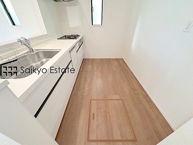 【床下収納】「床下収納」はストックの食材や普段使わない調理器具・食器などを管理しやすく収納できます。
