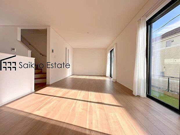 【リビング】各棟開放感と採光にこだわった19帖以上の広々としたLDKです。陽光いっぱいの空間で家族団らんの時間も増えそうですね！
