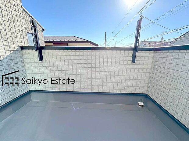 【バルコニー】奥行のあるワイドバルコニーは作業がしやすく、洗濯物やお布団がいっぱい干せます!南向きで陽当りも良好です♪