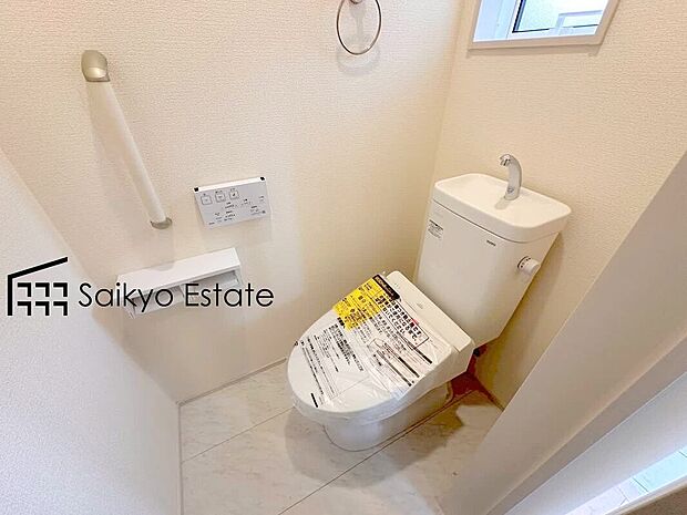 【ウォシュレット付トイレ】「温水清浄便座付きトイレ」は日々の生活を快適にしてくれます。毎日使う場所だからこそ、こだわりたいポイントですね。
