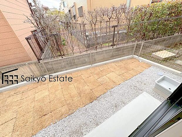 【庭】南庭がございますので、家庭菜園やガーデニング、夏はお子様の水遊びやBBQなど楽しみが広がります♪