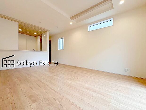 【リビング】開放感と採光にこだわった広々としたLDKです。陽光いっぱいの空間で家族団らんの時間も増えそうですね！