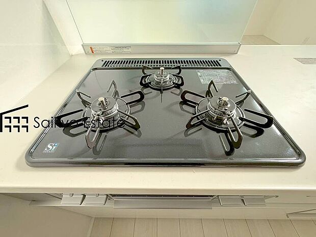 【3口ガスコンロシステム】「3口ガスコンロシステム」はたくさんの料理が同時に作れて便利な上、凹凸が少ないフラットトップなのでお掃除も楽々です。
