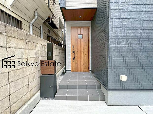 【玄関】家の顔となる玄関は、格調高いデザイン性が求められます。高級感と断熱性、防犯性に優れた玄関ドアを標準装備。