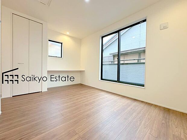 【リビング】リビングにはパントリーにもなるリビング収納や、お子様の学習スペースやリモートワークにも使えるカウンター付きです♪