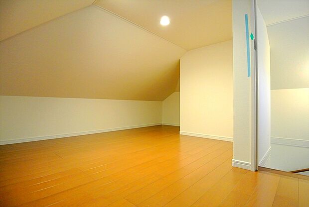 【小屋裏収納【施工例】】固定階段による約6.7帖の小屋裏収納は安全に移動が出来、重い荷物も運べて便利です!お子様の秘密基地としても活躍しそう♪