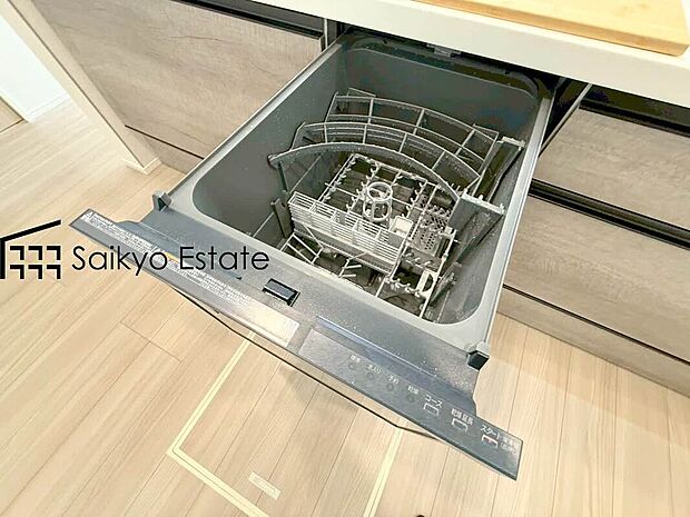 【食洗機】「ビルトイン食洗機」は手洗いよりも経済的で家計に優しく、家事の負担を軽減してくれるママの強い味方ですね。
