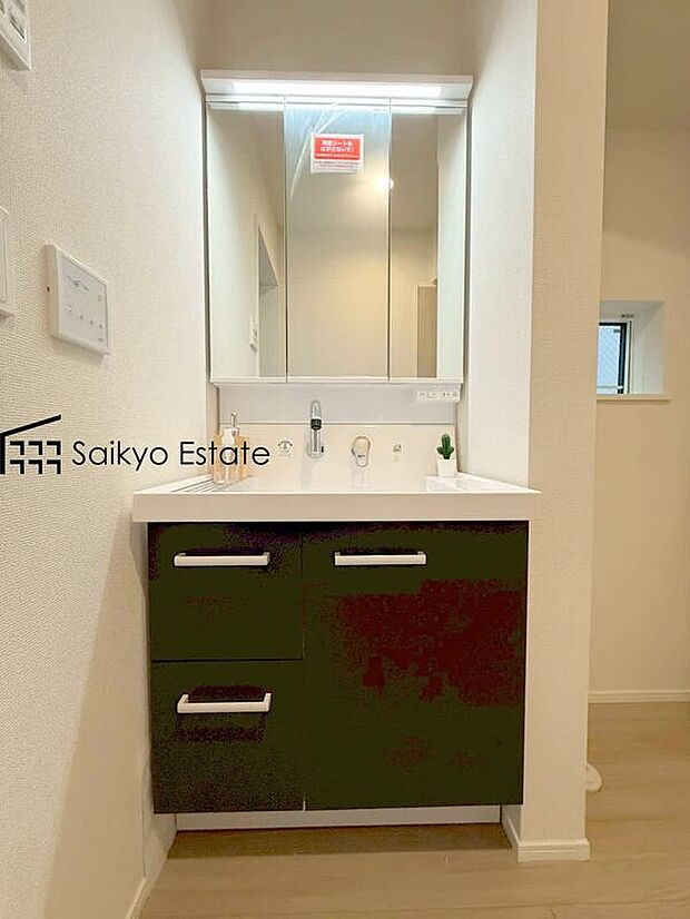 【シャワー付き洗面化粧台】「シャワー付き洗面化粧台」は暮らしを快適にしてくれます。朝の身支度もスムーズに♪