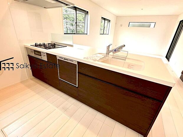 【キッチン(施工例)】リビングにいる家族とコミュニケーションをとりながら作業が出来る人気のカウンターキッチン。お子様がリビングにいても目が届くので安心です。