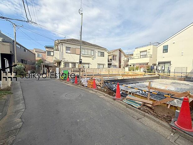 【前面道路を含む現地写真】交通量の少ない前面道路ですので、小さなお子様がおられるご家庭でも安心してお住まいいただけます。