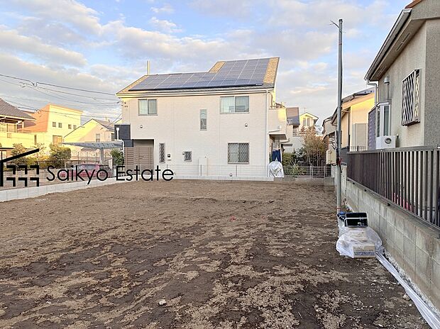 【現地写真】家族でゆったり寛げる広さのLDKに居室が3部屋！季節の物などの収納に便利なロフト付き！システムキッチンには家事の負担を軽減してくれる食洗機完備！耐震等級3を取得した安心な邸宅！ZEH水準の省エネ住宅！