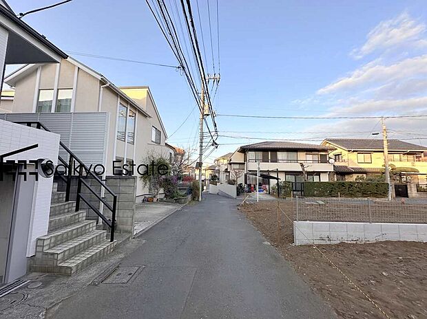 【前面道路】周辺は公園が点在する緑豊かな住環境です。この機会に是非、周辺環境も併せて現地をご覧ください。