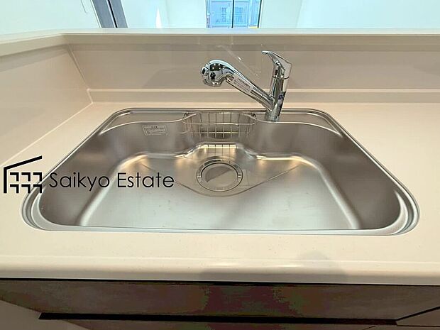 【浄水器】「浄水器」をスリムに内蔵したハンドシャワー式の水栓金具です。シンクもスッキリ！
