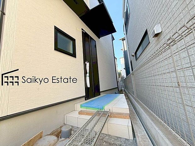 【玄関（14号棟）】家の顔となる玄関は、格調高いデザイン性が求められます。高級感と断熱性、防犯性に優れた玄関ドアを標準装備。
