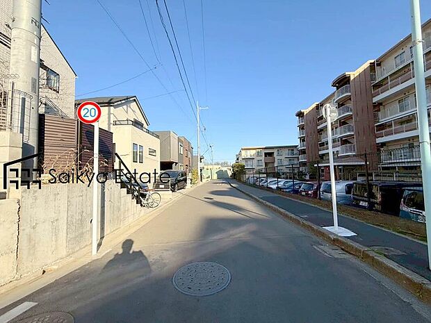 【前面道路】交通量の少ない前面道路ですので、小さなお子様がおられるご家庭でも安心してお住まいいただけます。