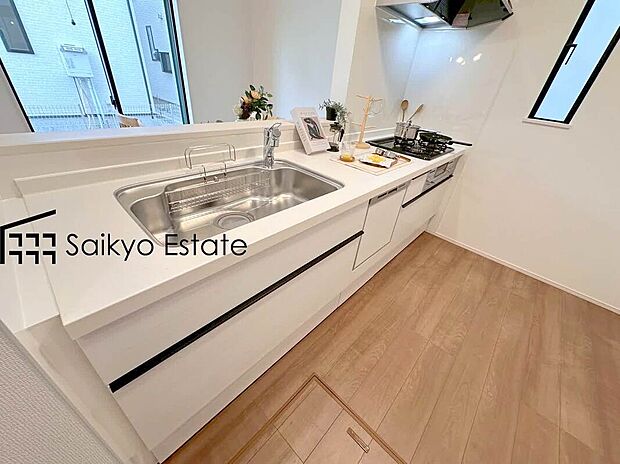 【キッチン（施工例）】リビングにいる家族とコミュニケーションをとりながら作業が出来る人気のカウンターキッチン。お子様がリビングにいても目が届くので安心です。食洗機付きです！
