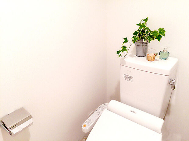 【ウォシュレット付トイレ】「温水清浄便座付きトイレ」は日々の生活を快適にしてくれます。毎日使う場所だからこそ、こだわりたいポイントですね。
