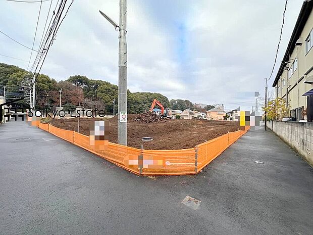 【前面道路を含む現地写真】子育てにも嬉しい、緑豊かな自然が広がる閑静な住宅地、南向きの邸宅です。この機会に是非現地をご覧ください。