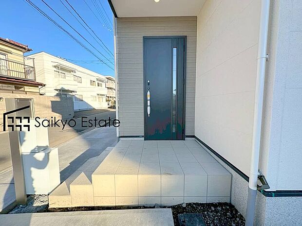 【玄関】家の顔となる玄関は、格調高いデザイン性が求められます。高級感と断熱性、防犯性に優れた玄関ドアを標準装備。