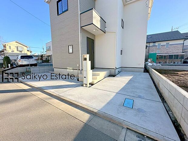 【駐車場】車種にもよりますが駐車2台可能です!来客時などに便利な他、セカンドカーをお持ちの方、購入をご検討の方は必見です!(3号棟のみ)