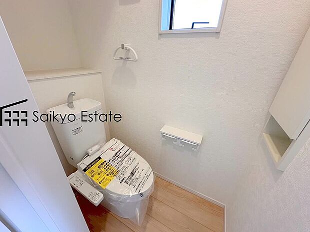 【ウォシュレット付トイレ】「温水清浄便座付きトイレ」は日々の生活を快適にしてくれます。毎日使う場所だからこそ、こだわりたいポイントですね。
