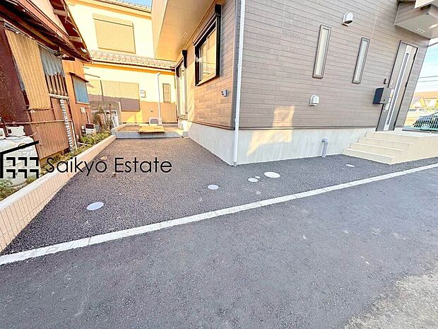 【駐車場】カースペースはアスファルト仕上げの為、雨の日でも足元が気になりません！自転車やバイクを置くスペースもございます！