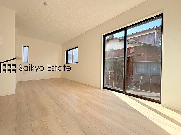 【リビング】南向きの大きな窓からは陽光がいっぱい差し込み、1年を通して明るくリビングを照らしてくれます。