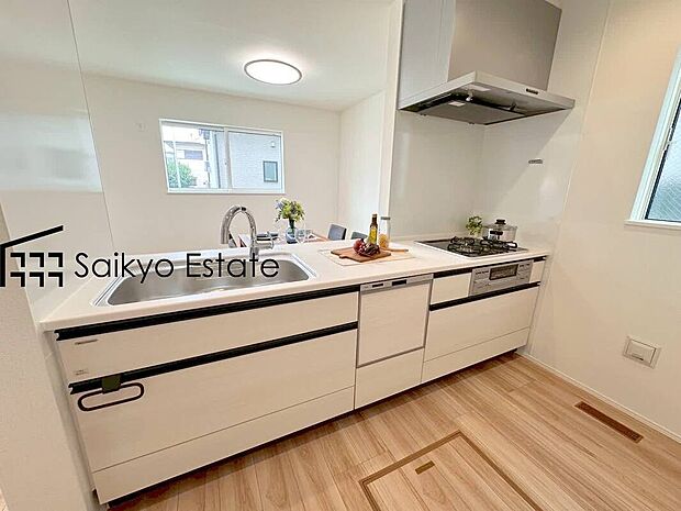 【キッチン【施工例】】リビングにいる家族とコミュニケーションをとりながら作業が出来る人気のカウンターキッチン。お子様がリビングにいても目が届くので安心です。