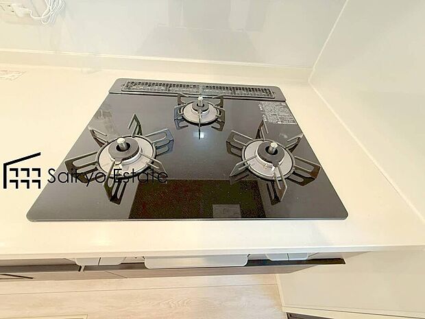 【3口ガスコンロシステム】「3口ガスコンロシステム」はたくさんの料理が同時に作れて便利な上、凹凸が少ないフラットトップなのでお掃除も楽々です。
