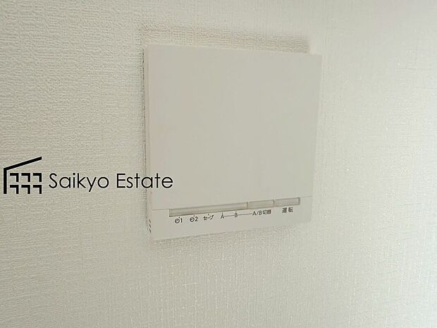 【床暖房】「リビング床暖房」は、空気を汚さずに室内を快適な温度に保ってくれます。お子様でも安心してつける事ができる暖房器具です。
