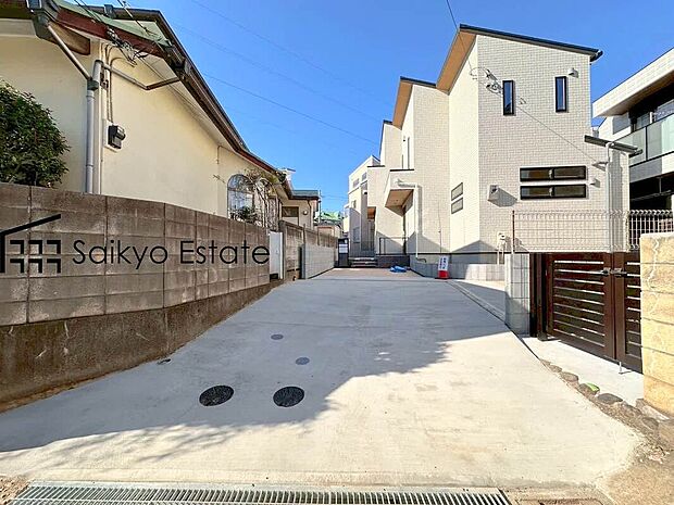 【前面道路】子育てにも嬉しい、緑豊かな自然が広がる閑静な住宅地、南向きの邸宅です。この機会に是非現地をご覧ください。
