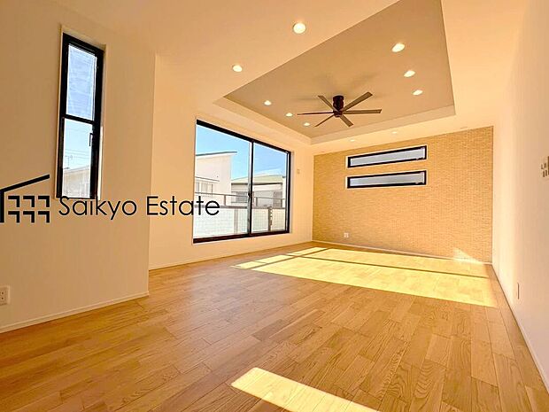 【リビング】開放感と採光にこだわった19.12帖の広々としたLDKです。陽光いっぱいの空間で家族団らんの時間も増えそうですね！
