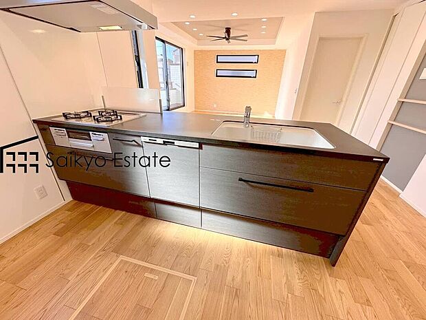 【キッチン】リビングにいる家族とコミュニケーションをとりながら作業が出来る人気のカウンターキッチン。お子様がリビングにいても目が届くので安心です。食洗機付きです！