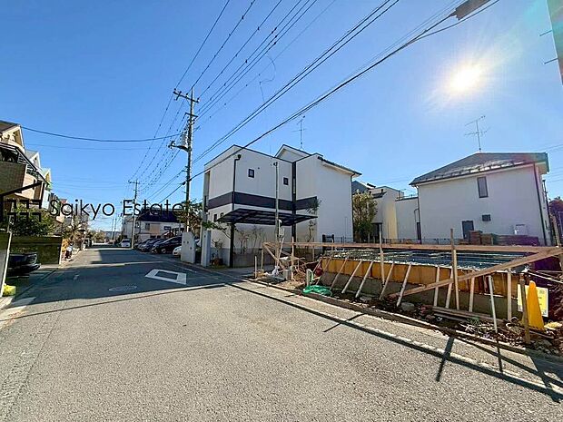 【現地写真】前面道路、6ｍの幅員がございますので、駐車もスムーズに行えます！駐車が少し苦手なママさんでも安心ですね♪