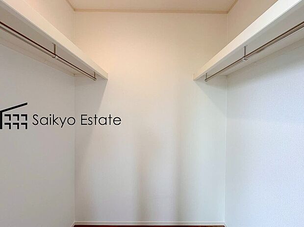 【WIC【施工例】】各居室に収納を設けておりますので、衣類の他にもカバンや小物など何でも収納して、居室の全空間を有効活用できます♪