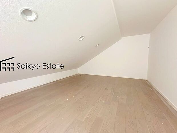 【小屋裏収納】各棟収納力がアップする固定階段式小屋裏収納付き。季節のものや、イベントでしか使わない使用頻度の低いものをしまっておくのに便利です。