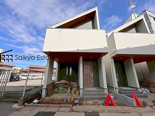 【現地写真】南面道路！各棟LDK19帖以上×3部屋！全室2面採光、全居室収納完備！大物収納に便利な固定階段式小屋裏収納付き！