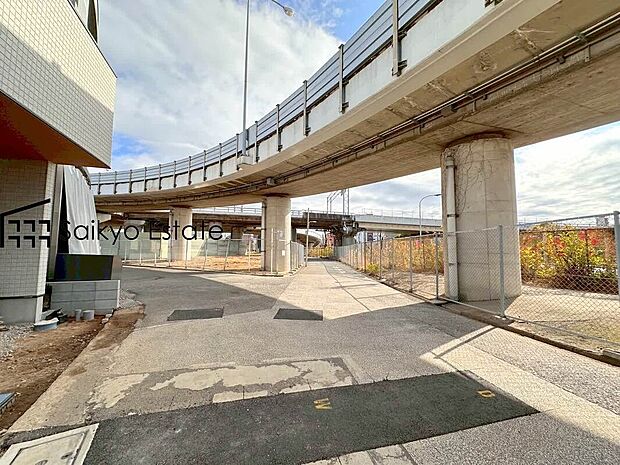 【 前面道路を含む現地写真】現地周辺には、保育園、小学校、中学校など教育施設が徒歩圏内に点在。お子様を目の届く範囲で通学させることができ、家族に安心なロケーションです！この機会に是非現地をご覧ください。