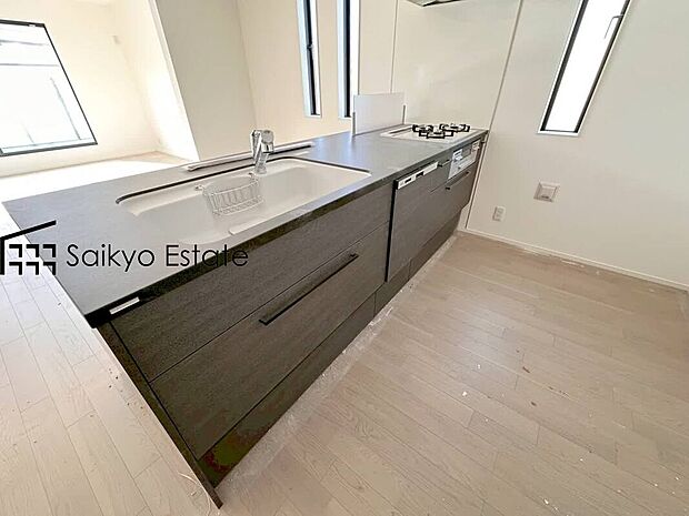 【キッチン】リビングにいる家族とコミュニケーションがとりやすい、人気のカウンターキッチンを採用。小さなお子さんがリビングにいても目が届くので安心。来客時には会話を楽しみながらお料理もできます。食洗機付です。
