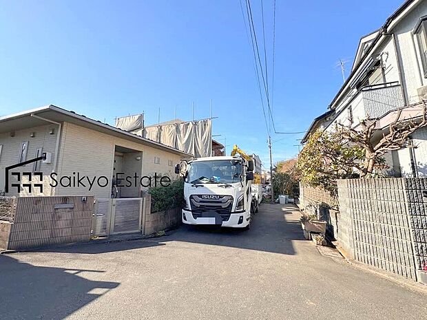 【前面道路】小・中学校まで徒歩約5分でお子様が無理なく通える距離です。保育園や幼稚園も近くに多数あり、子育てファミリーには嬉しい環境です！